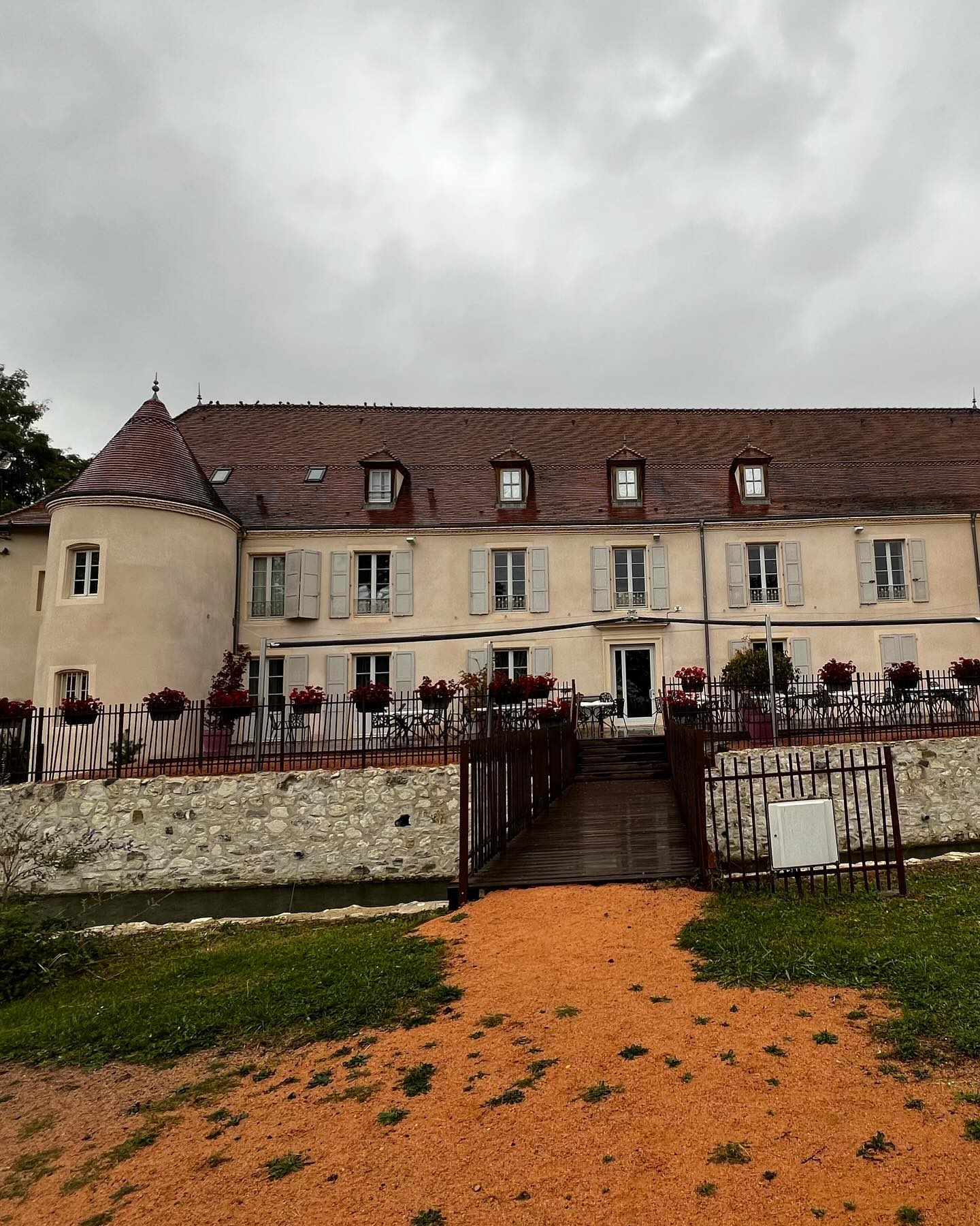 une nuit dans un château - can’t come to France and not spend a night in a château with a moat, and quality restaurant !